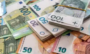 Stos banknotów euro i polskich złotych, symbolizujący jednorazową amortyzację de minimis.