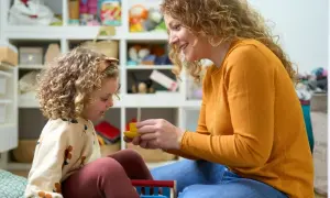 Mama z córką bawią się w dom. Czy urlop wychowawczy wlicza się do stażu pracy? Pytanie, które nurtuje wiele mam.
