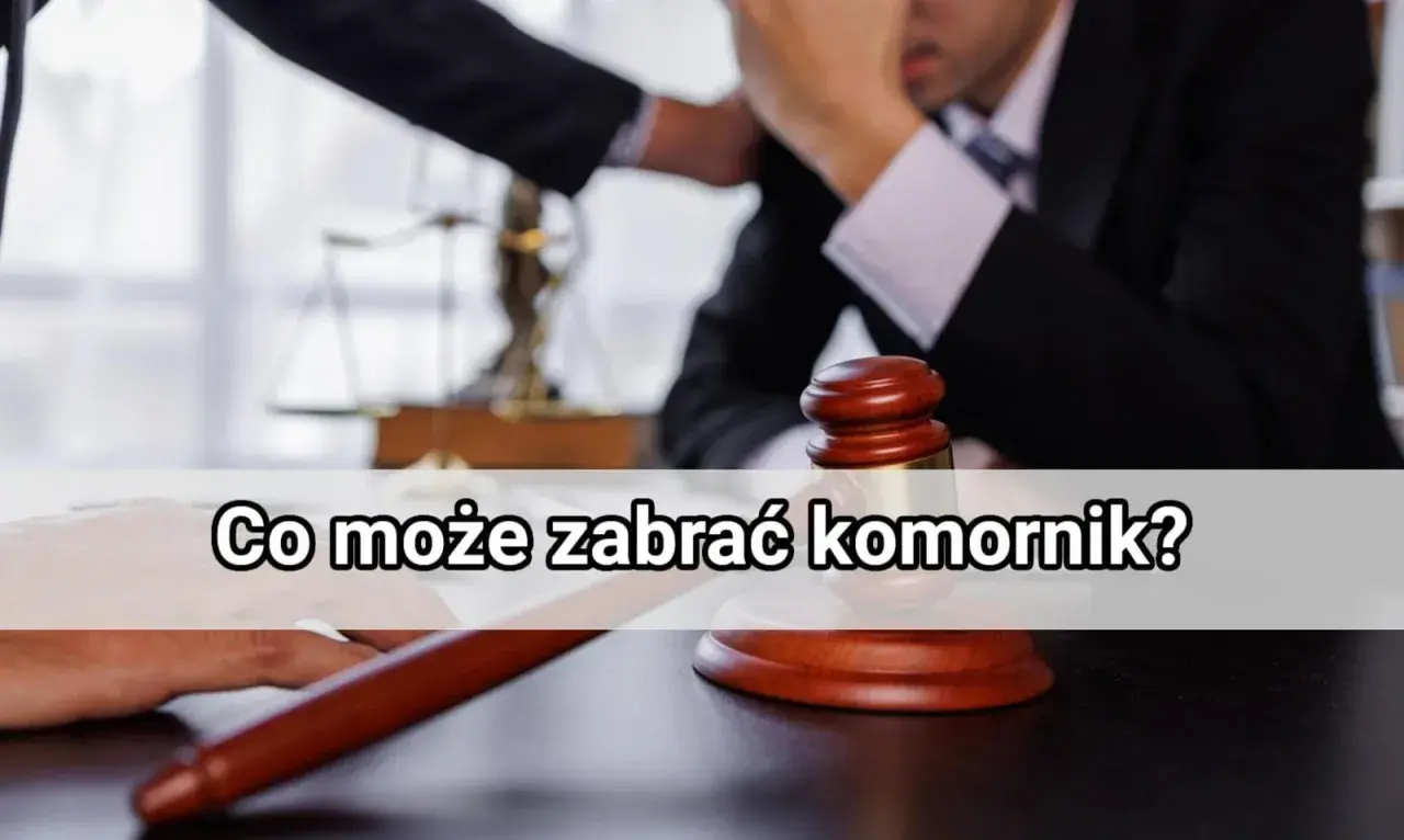 Młotek sędziowski i waga sprawiedliwości symbolizują prawo. Tekst "Co może zabrać komornik?" sugeruje egzekucję komorniczą i potencjalne konsekwencje.