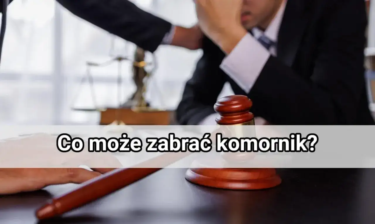 Młotek sędziowski i waga sprawiedliwości symbolizują prawo. Tekst "Co może zabrać komornik?" sugeruje egzekucję komorniczą i potencjalne konsekwencje.