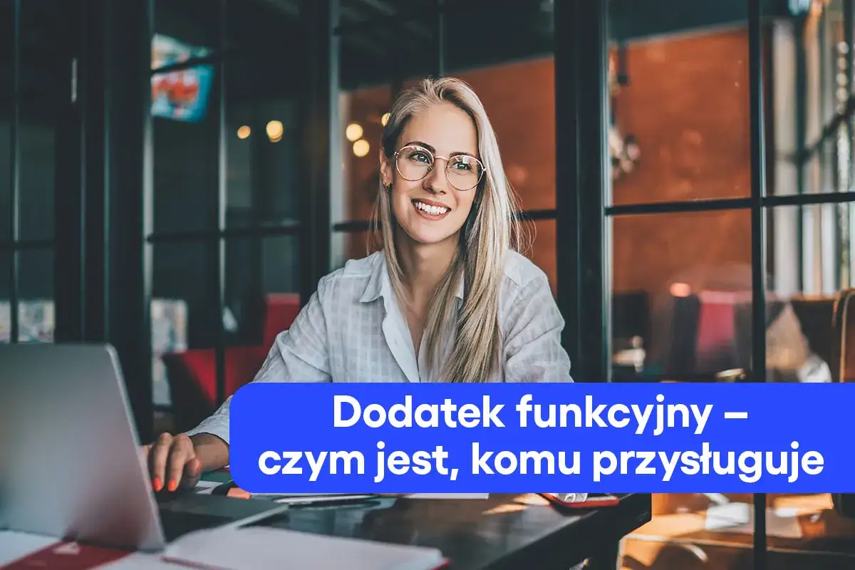 Uśmiechnięta blondynka w okularach pracuje przy laptopie. Na ekranie widoczny tekst: