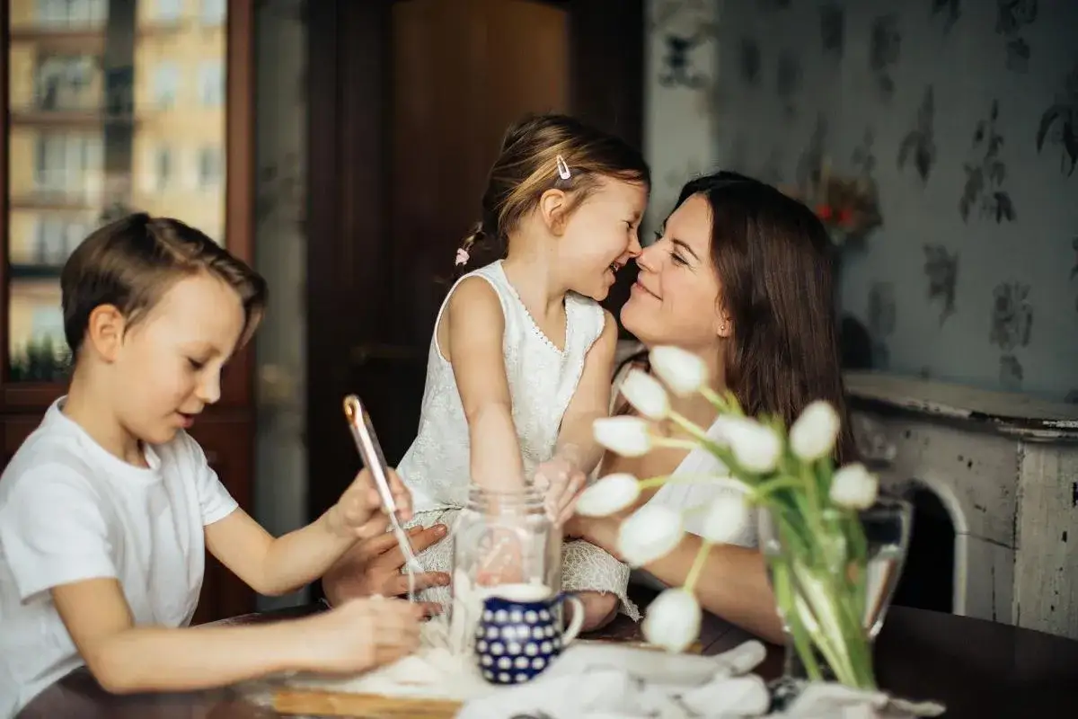 Mama i dzieci pieką ciasto. Radosna opieka na dziecko w kuchni, pełna miłości i wspólnego gotowania.