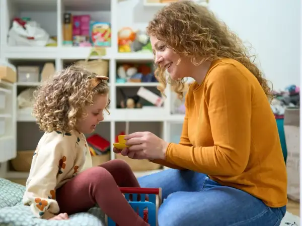 Mama z córką bawią się w dom. Czy urlop wychowawczy wlicza się do stażu pracy? Pytanie, które nurtuje wiele mam.